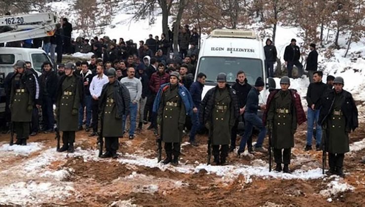 Şehit cenazesinde duygulandıran anlar! Onlar üşümesin diye…