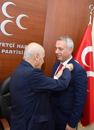 Bahçeli, kendi rozetini taktı; ‘Partimize hoş geldiniz’