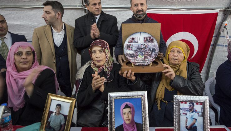 ‘Yavrularımızı istiyoruz, onlar için buradayız’