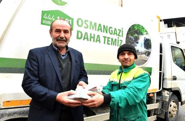 Çöpte bulup sahibine teslim etti! 25 yıllık birikim…