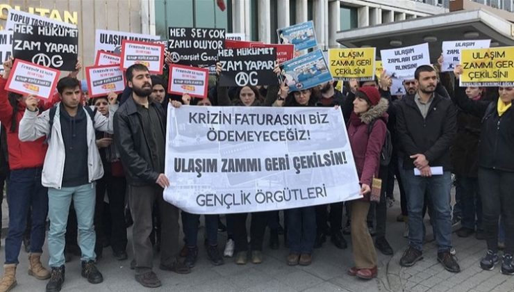 Öğrenciler İBB önünde ulaşım zammını protesto etti