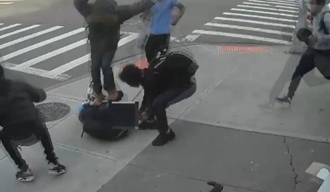 New York’ta 20 kişi bir genç kızı sokak ortasında dövdü