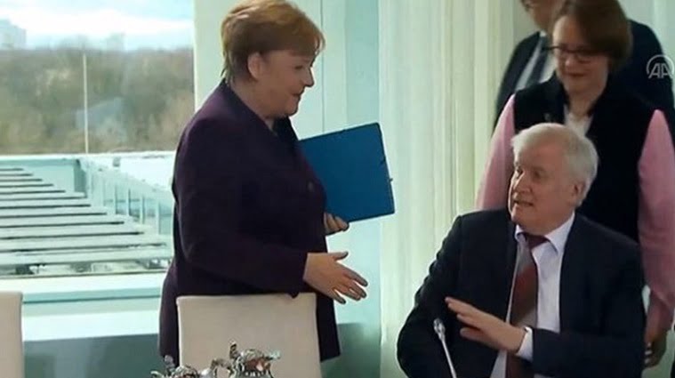 Almanya İçişleri Bakanı Seehofer’den Merkel’e şok! Elini sıkmadı