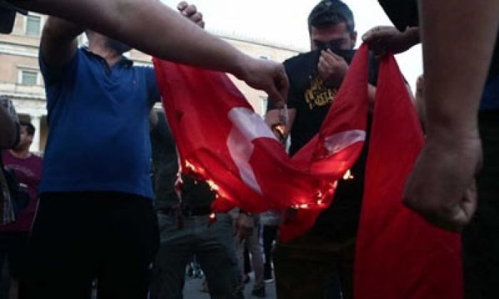 Yunanistan Parlamentosu önünde Küstah eylem! Türk bayraklarını yaktılar