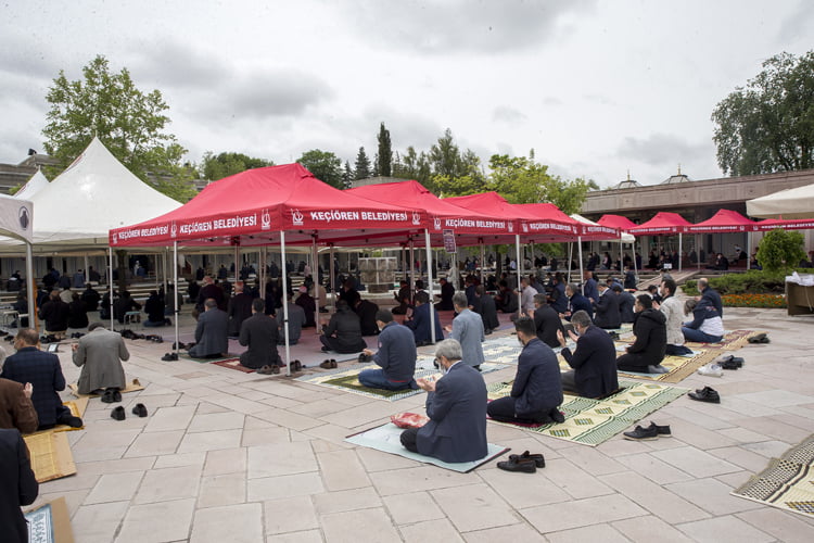 Cuma namazı salgın sonrası ilk kez kılındı