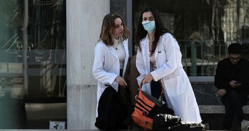 Aşı olmayan sağlık çalışanları görevden uzaklaştırdı