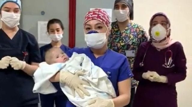 Koronavirüsü yenen en genç bebek annesine teslim edildi