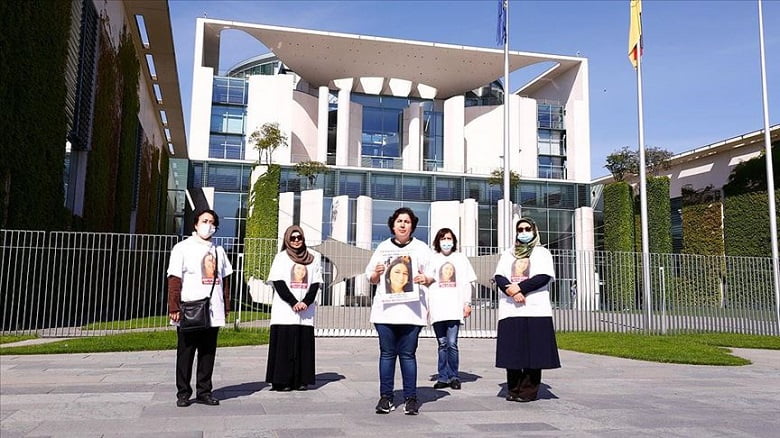 Almanya’da kızı PKK tarafından kaçırılan anne başbakanlık önünde eylem yaptı