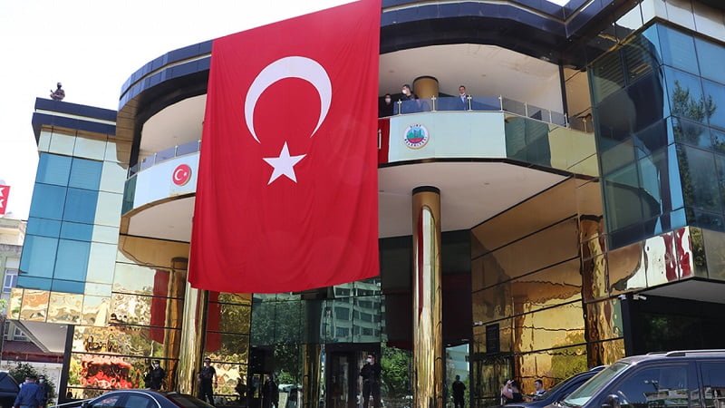 Siirt’te Vali Atik’in ilk icraatı: Belediye binasına Türk Bayrağı astırdı