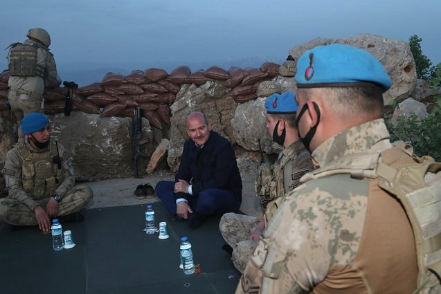 Soylu Namaz Dağı’nda askerlerle iftar açtı