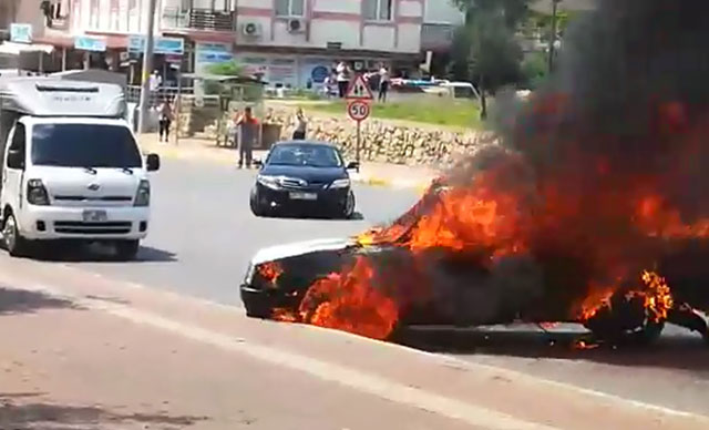 Seyir halindeki otomobil alev topuna dönü