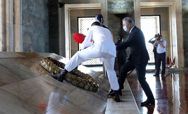 Bakan Akar’dan, OYAK Genel Kurulu öncesi Anıtkabir’e ziyaret