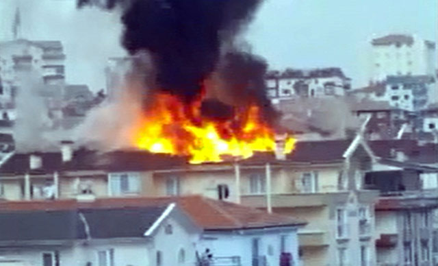 Ankara’da, 4 katlı binanın çatısı yandı