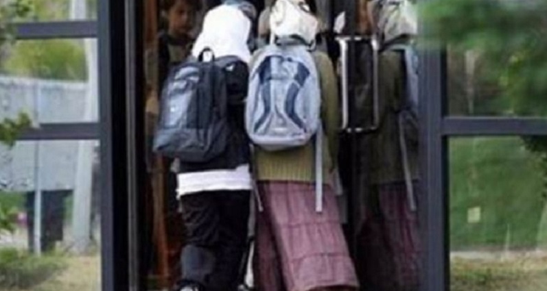 Balkan ülkesinden skandal başörtü kararı