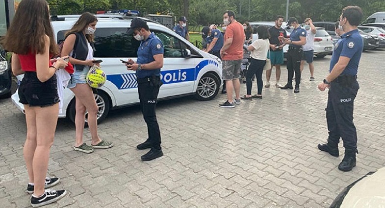 Caddebostan Sahili’nde maske takmayanlara ceza yağdı
