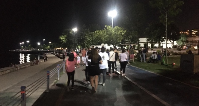 Caddebostan sahilinde ‘sosyal mesafesiz’ yoğunluk