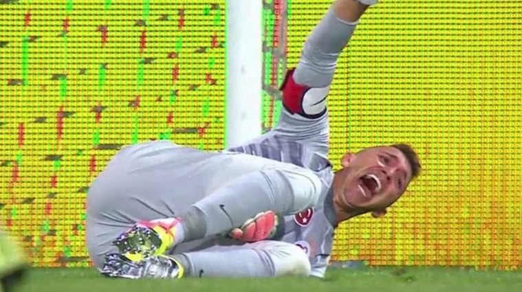 Galatasaray’da sakatlık: Muslera ambulansla hastaneye kaldırıldı