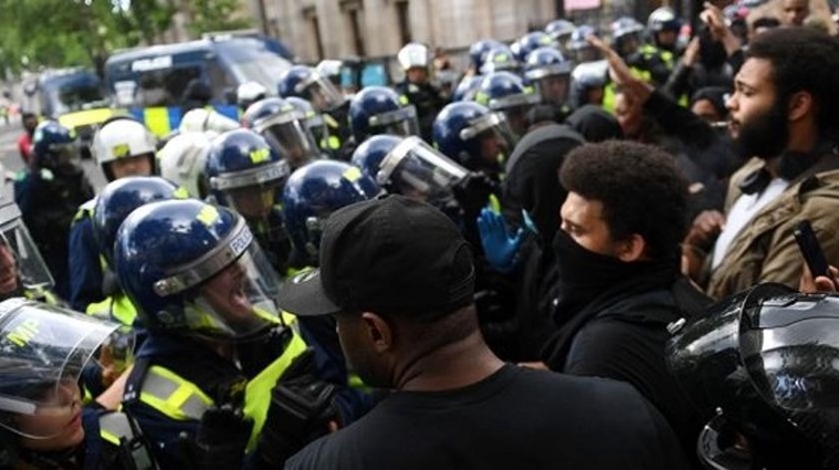 İngiltere’de normalleşme süreci askıya alındı