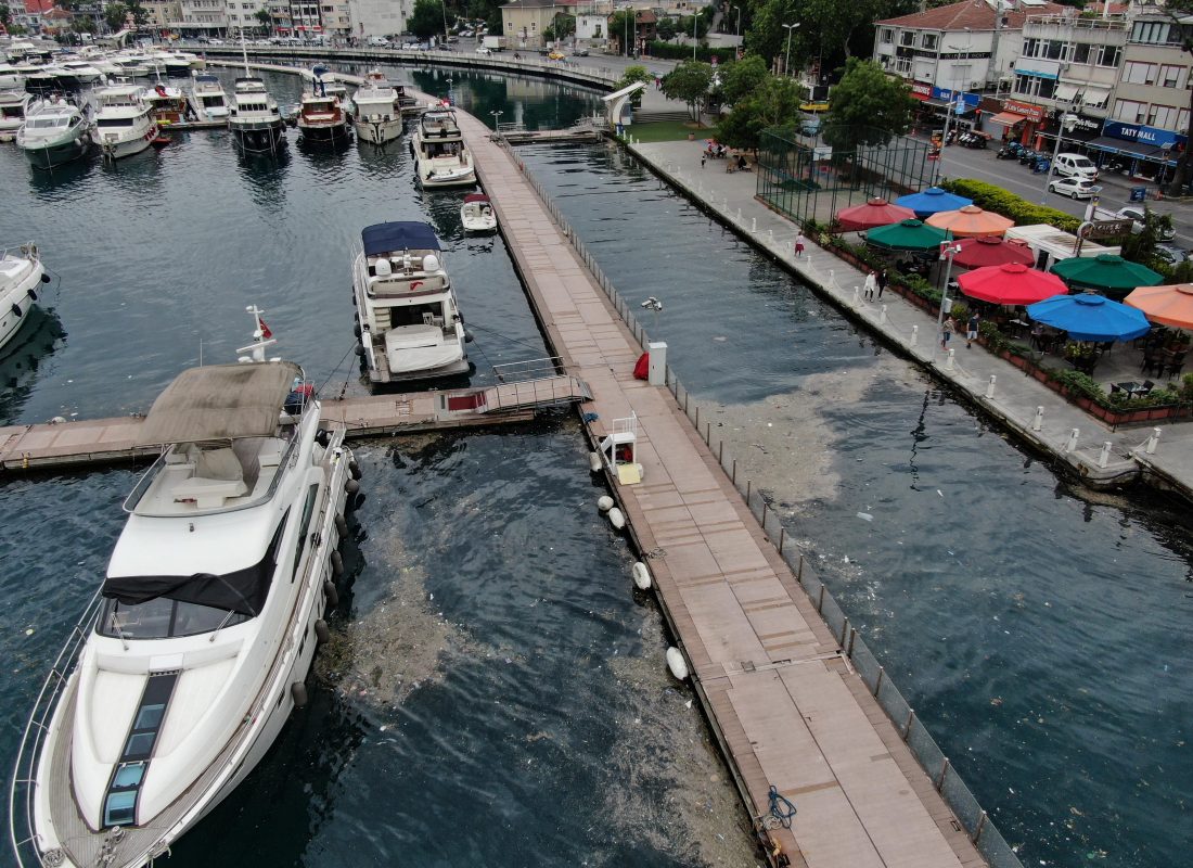 İstanbul Boğazı’nda çöp adaları oluştu