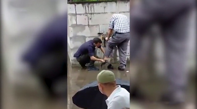 Abdest alan yaşlı adamın çoraplarını giydiren polise teşekkür belgesi verilecek