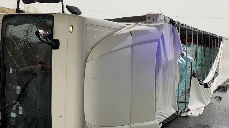 İstanbul’da fırtınadan TIR devrildi