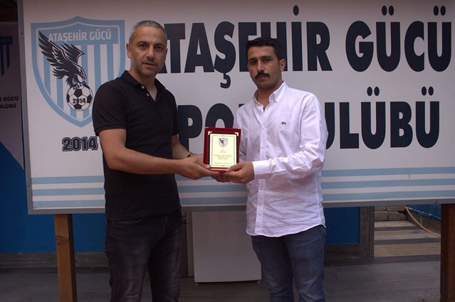 Ataşehir Ülkü Ocakları Başkanı Yasin YANAR’a Anlamlı Plaket