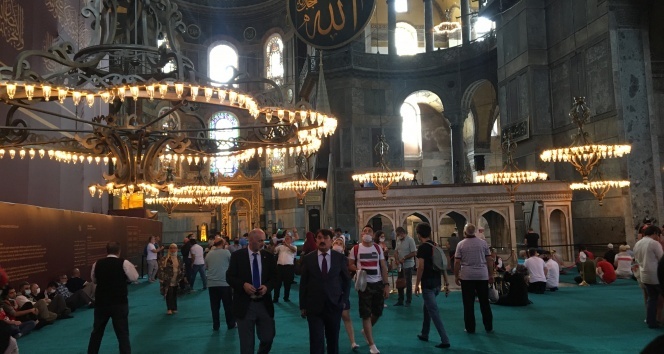 Ayasofya’da yerli ve yabancı turist yoğunluğu
