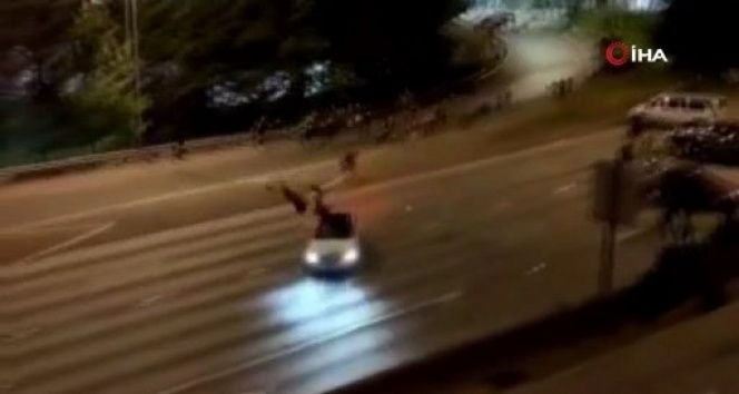 ABD’de kan donduran görüntü göstericilerin arasına daldı