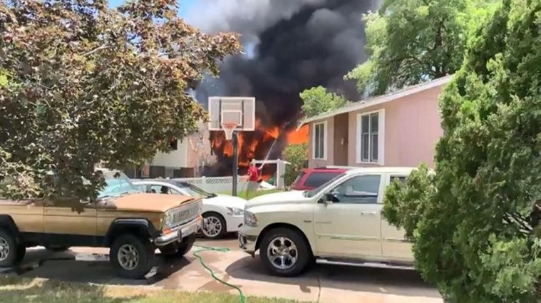 ABD’de uçak evin üzerine düştü: Ölü ve yaralılar var