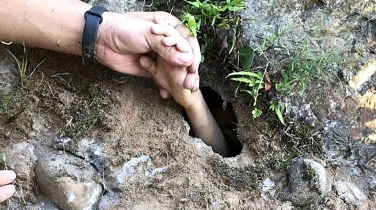Hayata uzanan el! Yeraltı mağarasında mahsur kalan çocuğu minik delik kurtardı