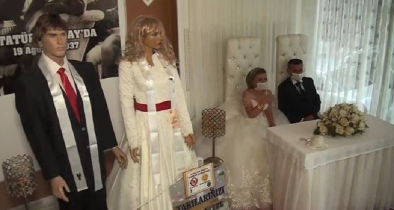 Düğün takıları maket mankenlere takıldı