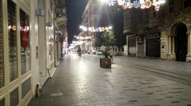 İstiklal Caddesi’nde şüpheli paket polisi alarma geçirdi