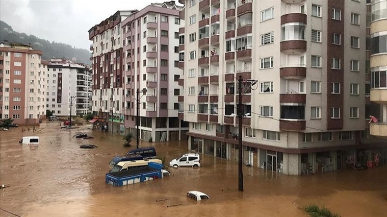 Rize’de şiddetli yağış nedeniyle dere taştı