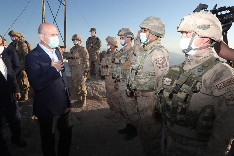 Soylu Cudi Dağı’ndaki Nuh Peygamber üs Bölgesinde Sabahın erken saatlerinde askerlerle bayramlaştı