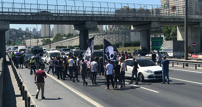 Tem otoyolunda bir grup yol kapattı