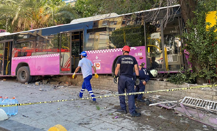 Kadıköy’de İETT otobüsü kaza yaptı: 5 yaralı