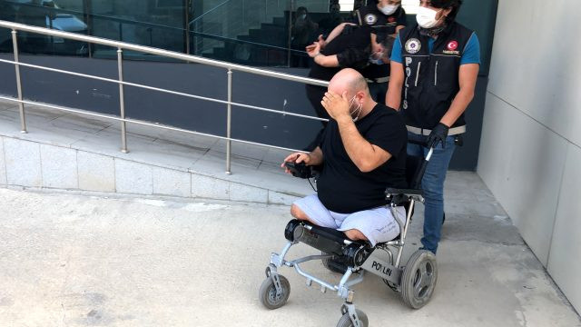 Bursa’da yakalandı!  Tekerlekli sandalyeli uyuşturucu satıcısı pes dedirtti