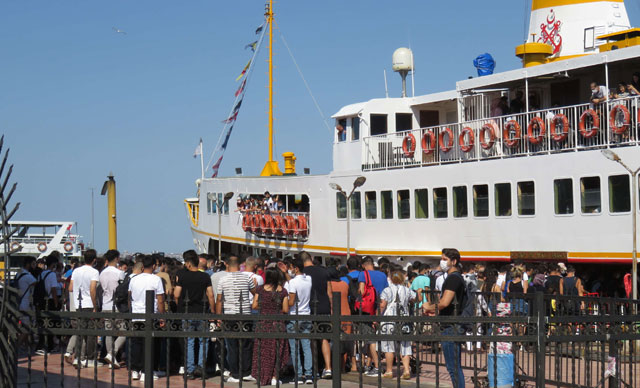 Kadıköy İskelesi’nde sosyal mesafesiz Adalar kuyruğu