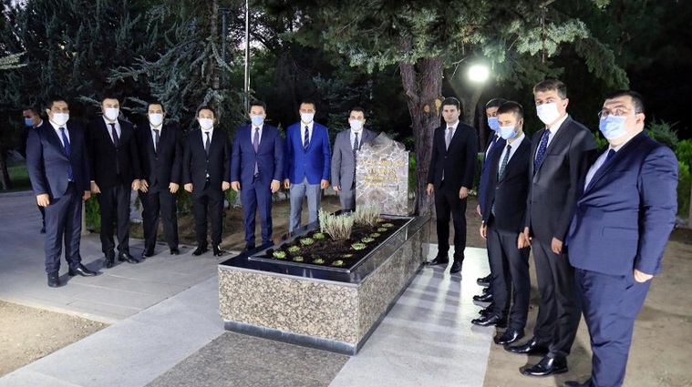 Ülkü Ocakları Genel Başkanı Yıldırım’dan Başbuğ Alparslan Türkeş’in kabrine ziyaret
