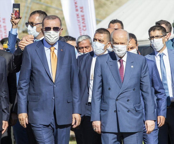 Cumhurbaşkanı Erdoğan ve MHP Lideri Bahçeli, Ahlat’taki Selçuklu Mezarlığını ziyaret etti