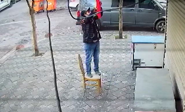 Türk Bayrağını çakmakla yakan kişi hastanede gözlem altına alındı