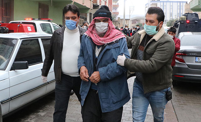 Suriyeliler Ev sahibine kızıp evi ateşe verdiler, 2 polisi yaraladılar