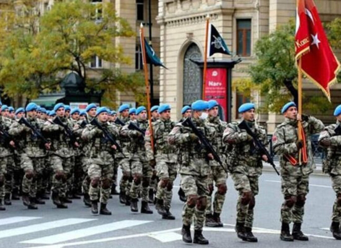 Türk askeri 10 Aralık Zafer Töreni için Azerbaycan’da