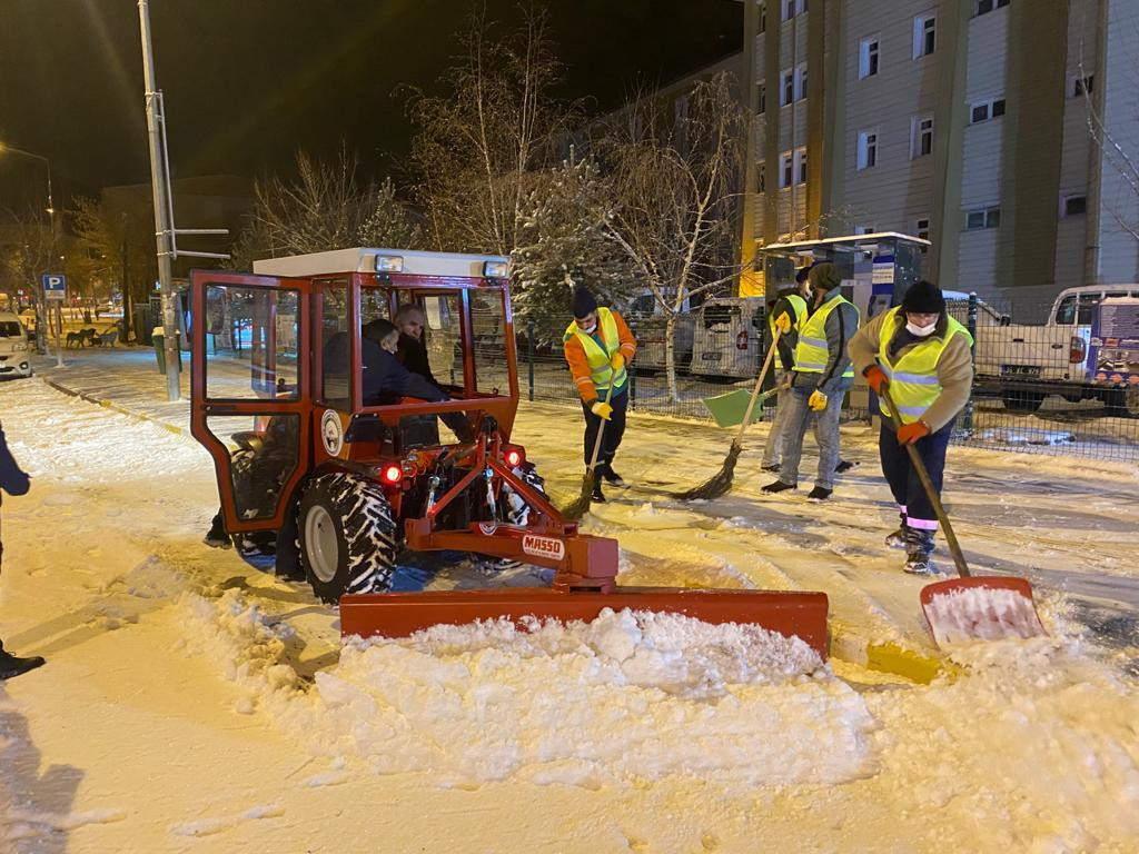 Ardahan beyaza büründü! Lapa lapa kar yağıyor…