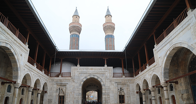 749 yıllık Selçuklu Gök Medrese, ihtişamıyla büyülüyor