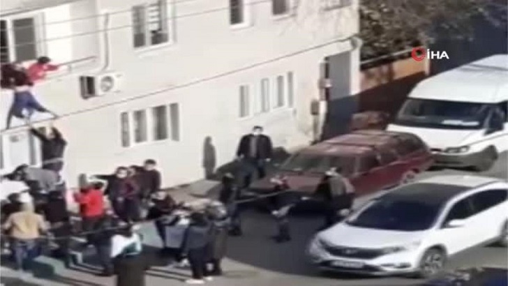 Sinir krizi geçirip pencereden atlamaya çalışan kızı babası kurtardı