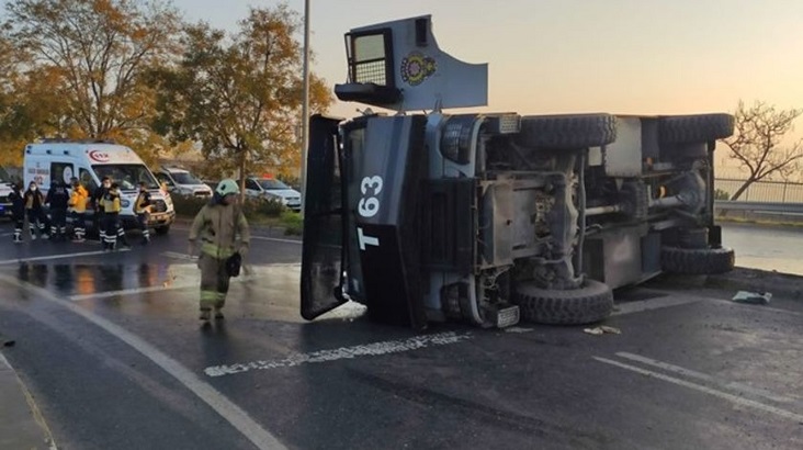 Küçükçekmece D-100’de TOMA devrildi