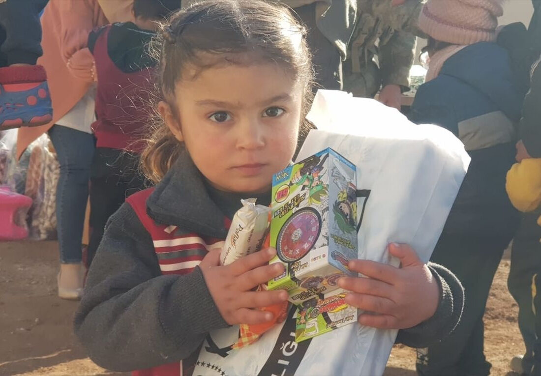 Türk askeri, Rasulayn’daki dul ve yetimlerin yüzünü güldürdü