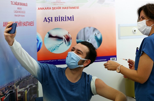 Korona (CoronaVac) aşısı sağlık çalışanlarına uygulanmaya başlandı