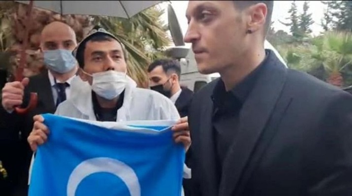 Uygur Türkleri teşekkür etmek için yağmur altında Mesut’u beklediler